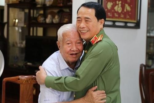 Thứ trưởng Lê Quốc Hùng thăm hỏi, chúc Tết gia đình các đồng chí nguyên lãnh đạo Bộ Công an