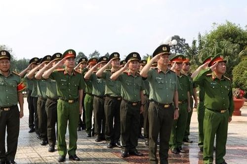 Dâng hương tri ân các Anh hùng - Liệt sĩ và tặng quà gia đình chính sách tại Tây Ninh