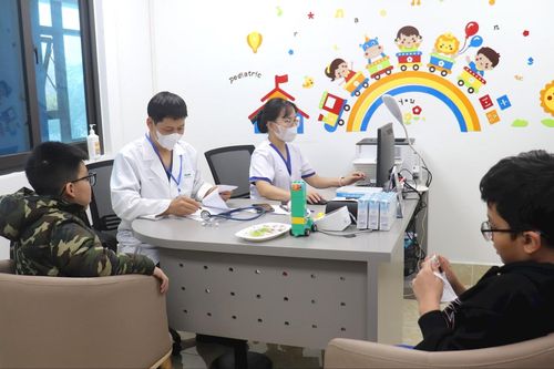 Gần 1.000 học sinh phường Hoàng Liệt được khám bệnh miễn phí