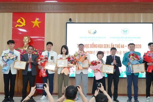 Trao 85 suất học bổng Hoa Sen cho học sinh có hoàn cảnh khó khăn, vượt khó, học tốt tại phường Quảng Phú, Đà Nẵng