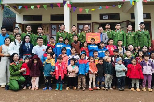Chương trình 'Công an ấm áp cùng em' tại xã Trường Hà