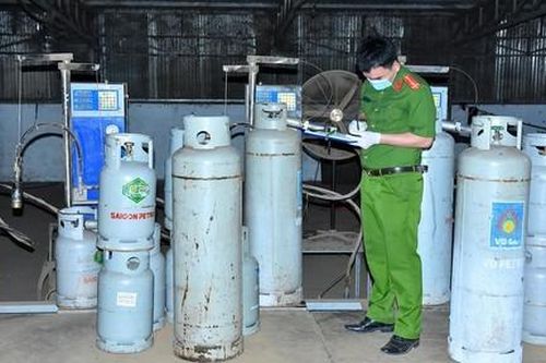 Đồng Nai: Triệt xóa nhóm sản xuất gas giả cực lớn, tạm giữ 14 xe tải cùng 4.000 bình gas