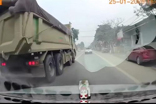 Bị phản ánh qua mạng xã hội, tài xế xe tải đi sai làn bị phạt 6 triệu đồng