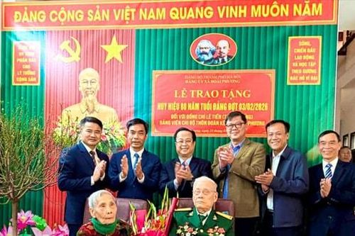Phó Chủ tịch Thường trực HĐND thành phố Hà Nội Trần Thế Cương trao Huy hiệu 80 năm tuổi Đảng tặng đảng viên lão thành Lê Tiến