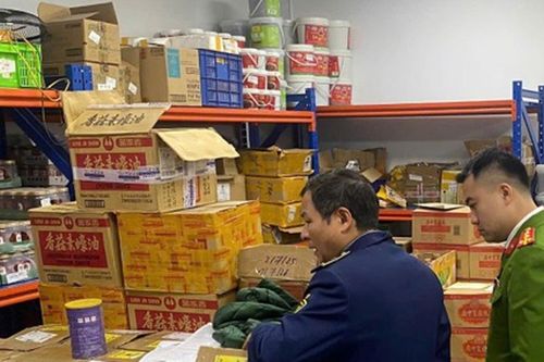 Phát hiện 1,5 tấn thực phẩm không rõ nguồn gốc