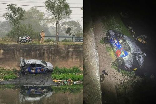Ô tô lao xuống sông Nhuệ lúc gần 2h sáng, tài xế may mắn thoát nạn