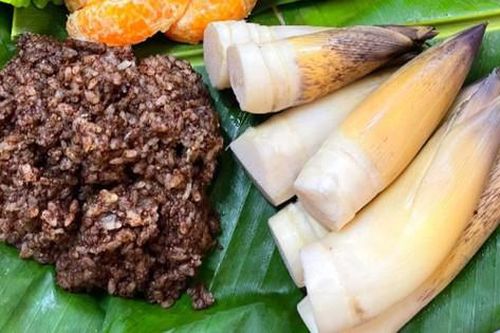 Măng vầu vào mùa, giá cao nhưng vẫn 'đắt khách'