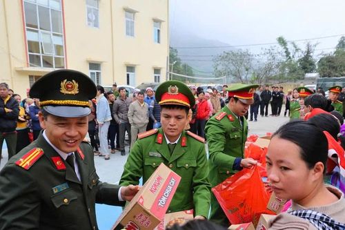 Chia sẻ khó khăn với bản vùng cao Lào Cai