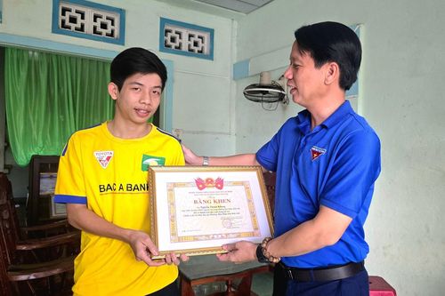 Tặng bằng khen nam sinh hỗ trợ phi công sau vụ rơi máy bay ở Đắk Lắk