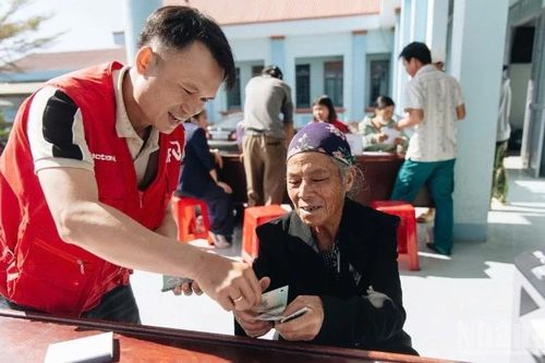 Hỗ trợ người dân xã Nam Đà khắc phục hậu quả mưa lũ