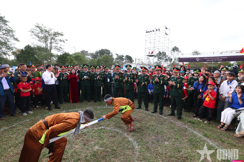 Xuân Biên phòng: Nét đẹp người lính quân hàm xanh