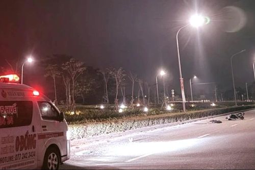 Bất ngờ ngã xuống đường, 2 thanh niên đi xe máy tử vong