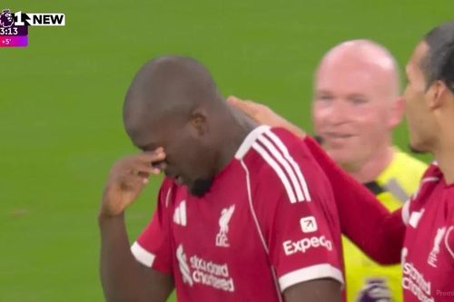 Ghi bàn trong ngày trở lại sau biến cố gia đình, cầu thủ Liverpool bật khóc