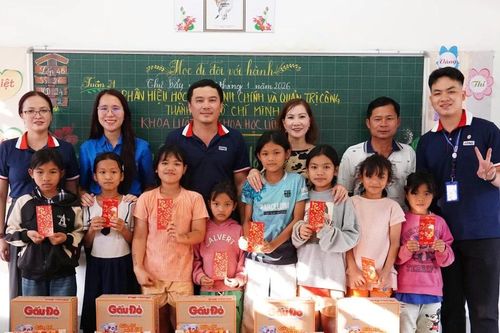 Trao hơn 70 phần quà Tết cho người dân, học sinh tại vùng biên Đăk Ơ
