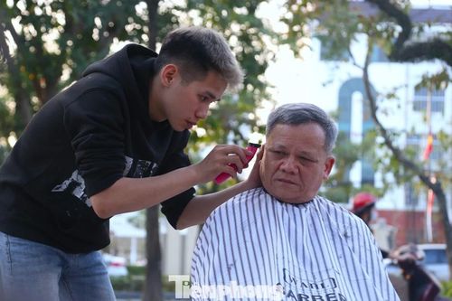 Tiệm cắt tóc 0 đồng của nhóm bạn trẻ