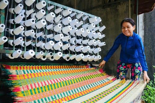 Nghề chiếu cói có tiếng bậc nhất vùng hạ lưu sông Vực Hồng hiện ra sao?