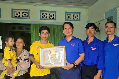 Tỉnh Đoàn Đắk Lắk tặng Bằng khen nam sinh cứu phi công trong vụ máy bay rơi