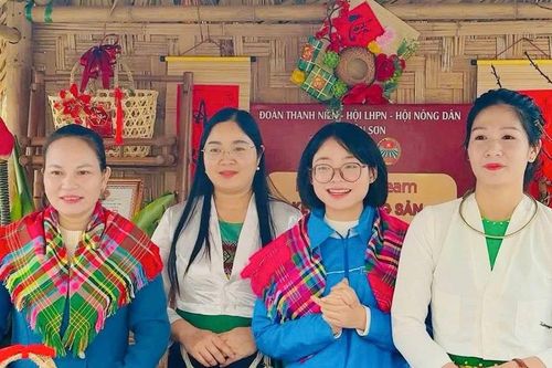 Đoàn thanh niên Đất Tổ livestream bán nông sản địa phương