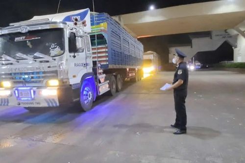 Xuyên đêm thông quan nông sản qua cửa khẩu Tây Ninh