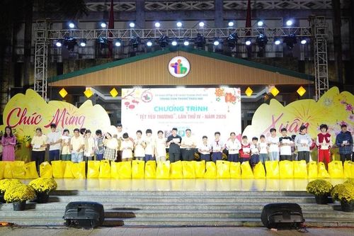 100 phần quà 'Tết yêu thương' dành cho học sinh, thiếu nhi Huế