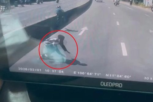 Người đàn ông bất ngờ lao vào xe bồn đang chạy trên đường ở TPHCM