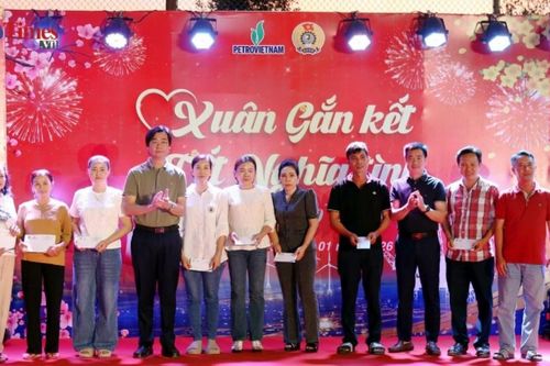 Ấm áp chương trình 'Petrovietnam: Xuân gắn kết - Tết nghĩa tình' trên công trường Long Phú 1