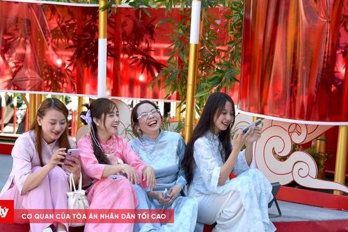 Người dân TP.HCM nô nức xuống phố vui Tết sớm