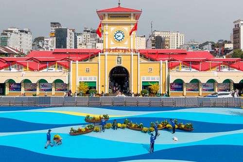 Hình ảnh khác lạ của chợ Bến Thành, Hồ Con Rùa gần Tết Bính Ngọ 2026