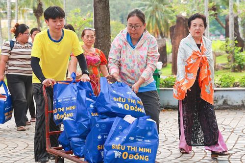 Hàng ngàn người khó khăn phấn khởi vì được đi chợ Tết miễn phí