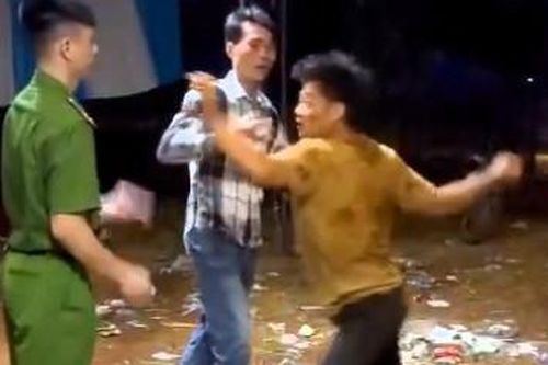 Bắt tạm giam đối tượng tấn công cán bộ công an xã ở Đồng Nai