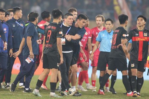 HLV và cầu thủ Ninh Bình 'quây' trọng tài sau trận thua CAHN