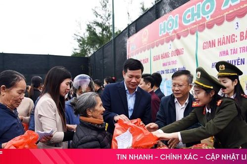Trao bánh chưng xanh - gửi trọn nghĩa tình