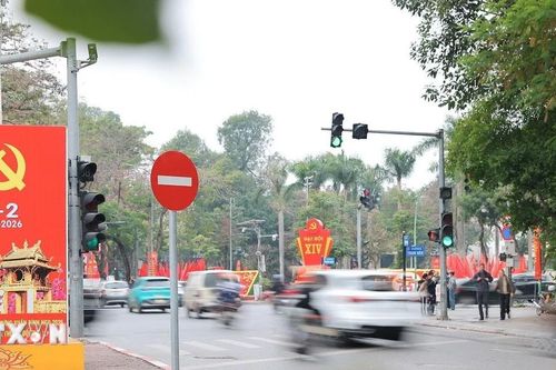Đường phố Hà Nội rực rỡ chào mừng 96 năm thành lập Đảng