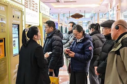 Giá vàng tăng vọt, dân Trung Quốc xếp hàng đổi trang sức qua máy tái chế tự động