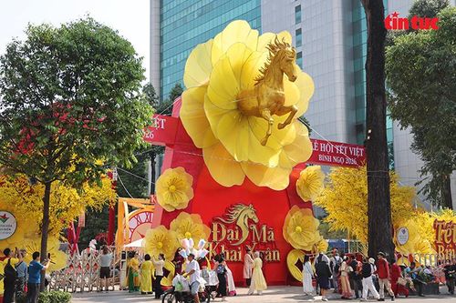 Xúng xính áo dài tham gia Lễ hội Tết Việt Bính Ngọ 2026