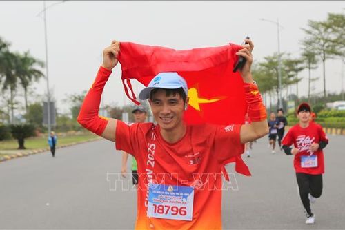 Giải chạy 'Những bước chân khỏe đẹp' thu hút 22.000 người lao động tham gia