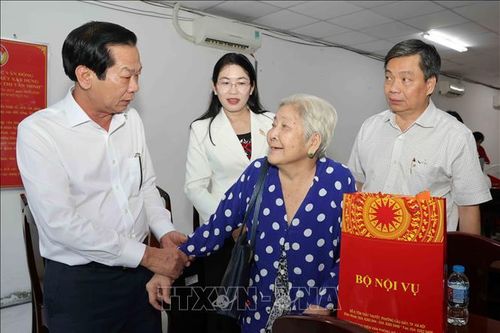 Bộ Nội vụ thăm, tặng quà Tết cho gia đình chính sách, người có công ở Cần Thơ