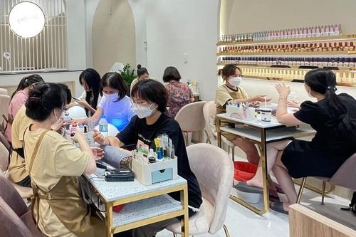 Cuối năm, nhiều cơ sở dịch vụ làm đẹp hoạt động từ sáng đến đêm