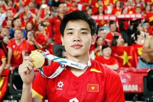 Đình Bắc 'trĩu vai' với loạt danh hiệu cá nhân