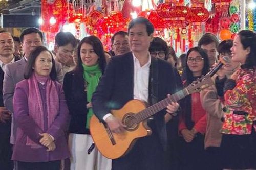 Khoảnh khắc bất ngờ, Bí thư Tỉnh ủy trình diễn ghi ta, đệm hát giữa phố đi bộ