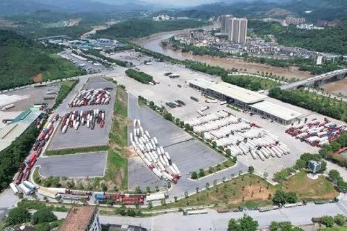 Chính phủ yêu cầu 4 bộ vào cuộc gỡ khó cho hàng ngàn xe hàng kẹt tại cửa khẩu