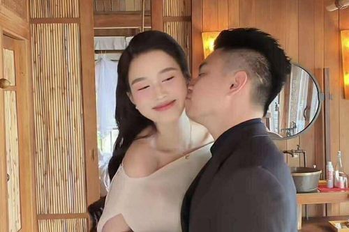 Khoảnh khắc ngọt ngào của Đỗ Thị Hà và Viết Vương khi ở nhà