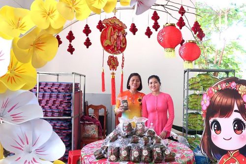 Những gian hàng quà Tết đặc biệt của phụ nữ Tam Bình