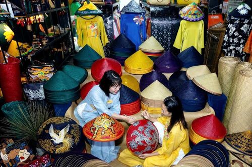 Những biến tấu độc, lạ từ chất liệu cỏ bàng trong thủ công