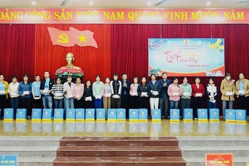 Công đoàn xã Vĩnh Lộc trao quà Tết cho đoàn viên, công nhân lao động có hoàn cảnh khó khăn