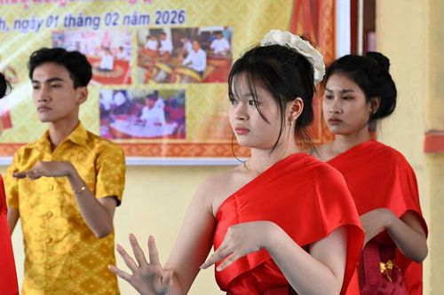 Bế giảng lớp dạy múa Khmer Nam Bộ và nhạc ngũ âm tại xã Vĩnh Bình