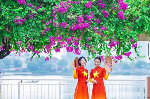 Xúng xính áo dài đón Tết