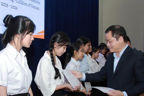 Trao 150 suất học bổng cho học sinh có hoàn cảnh khó khăn tại Đà Nẵng