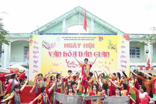 Giữ sắc xuân truyền thống trong sân trường