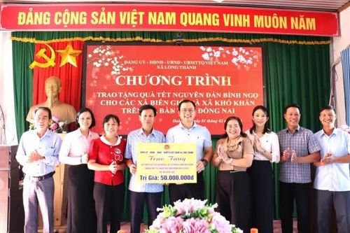 Trao tặng 300 phần quà Tết cho các xã Đak Lua, Thanh Sơn và Phú Hòa